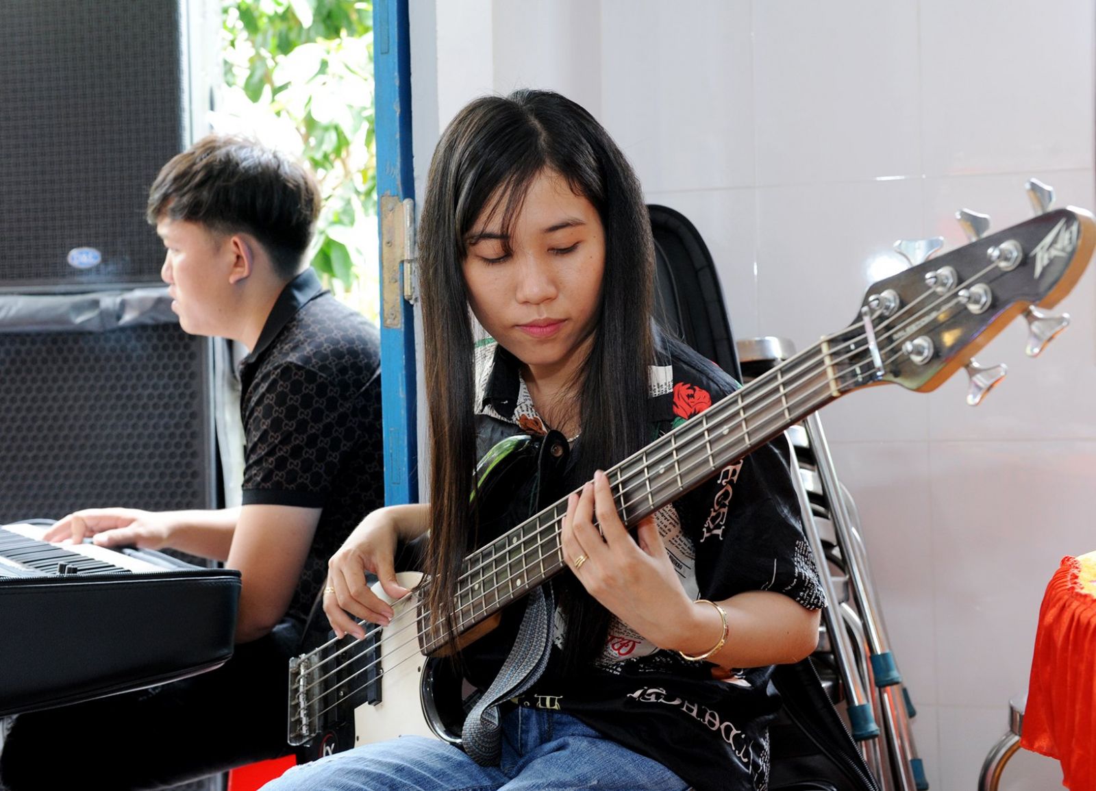 Guitar bass là thế mạnh của phái nam, thế nhưng, Quyên Triệu vẫn thể hiện được cá tính với nhạc cụ này