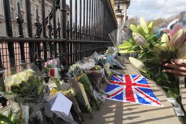 Floral tributes in memory of Prince Philip outside Buckingham Palace in London, the UK, on April 9. (Source: Xinhua/VNA)