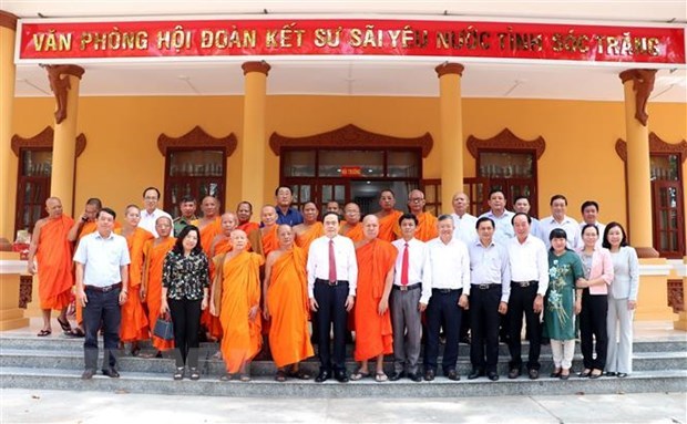 Politburo member and Permanent Vice Chairman of the National Assembly Tran Thanh Man (5th from left) in a group photo taken during his visit (Photo: VNA)