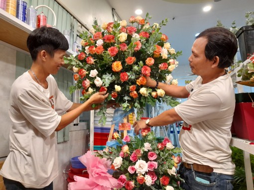 Những chàng trai “bén duyên” với nghệ thuật cắm hoa