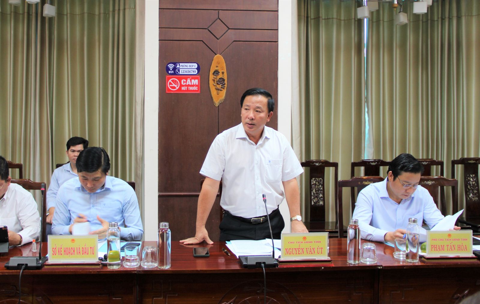 Chairman of the Long An People's Committee - Nguyen Van Ut chairs the meeting to approve a plan to hold a seminar on orienting for developing high-tech economic zones. Photo: Bui Tung