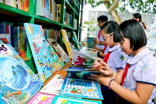 Students read books (Photo: vietnamnet.vn)