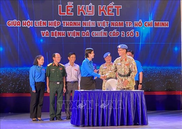 The signing of a cooperation agreement between HCM City’s Vietnam Youth Federation and the level-2 field hospital No 3 at the exchange (Photo: VNA)