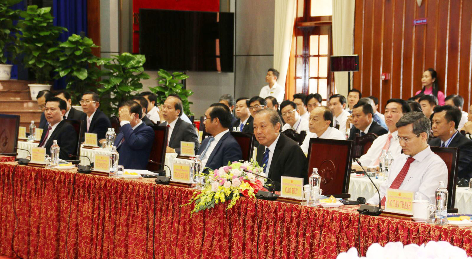 Standing Deputy PM  - Truong Hoa Binh (first row, second from right) attends the seminar