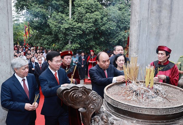 State President Nguyen Xuan Phuc and Party and State officials offer incense to the Hung Kings. (Photo: VNA)