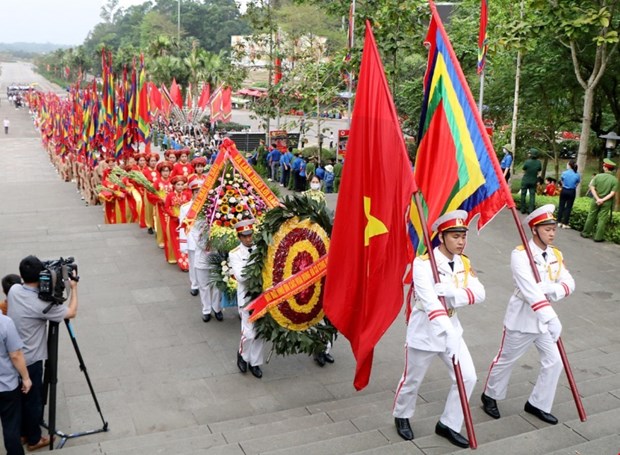 Vietnamese people pay homage to their ancestors. (Photo: VNA)