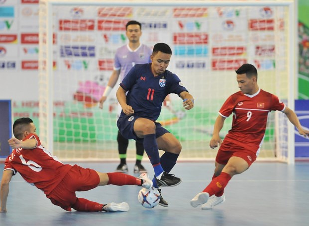 Members of Vietnam men’s futsal team (in red) vie for the ball (Photo: AFC)