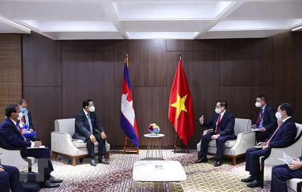 Vietnamese Prime Minister Pham Minh Chinh (first, right) meets with his Cambodian counterpart Hun Sen (Photo: VNA)