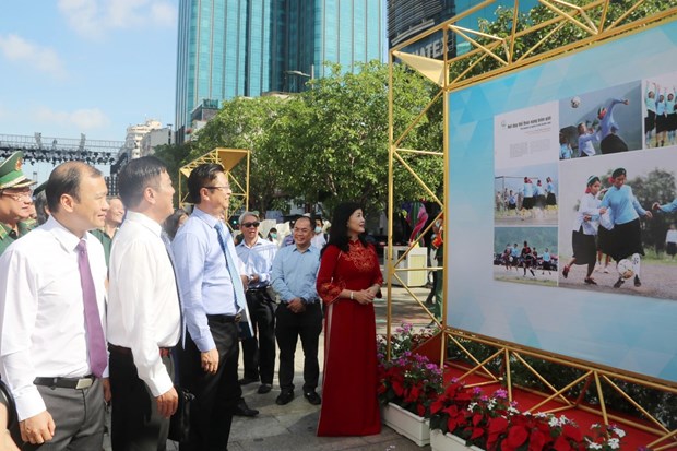 Delegates take a look at exhibited photos at the launch of the exhibition named “Tu Hao Mot Dai Bien Cuong” (Pride in the frontier strip) in Ho Chi Minh City on April 26. (Photo: VNA)