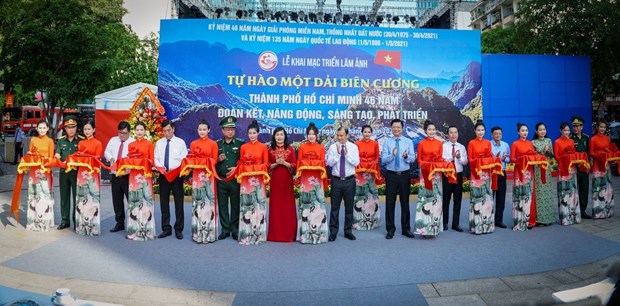 Delegates cut ribbons to official open the exhibition. (Photo: VNA)