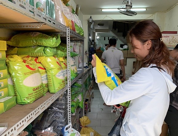 A consumer shops for ST25 rice at a store in HCM City. (Photo: VNA)