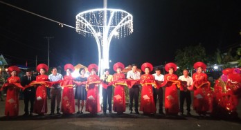 Duc Hue night market opened and put into operation