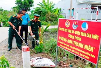 Bộ Chỉ huy Quân sự tỉnh tặng 400 phần quà và trồng cây tại Cần Đước