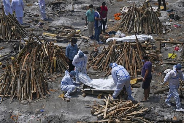 Hỏa táng thi thể bệnh nhân COVID-19 tại New Delhi, Ấn Độ ngày 27/4/2021. (Nguồn: AFP/TTXVN)