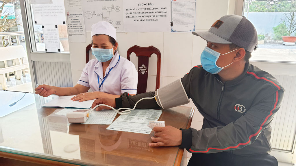 The Standing Committee of the Provincial Party Committee asked to continue strengthening the prevention and fighting against the Covid-19 epidemic, including the content of requiring people to wear face masks in public places