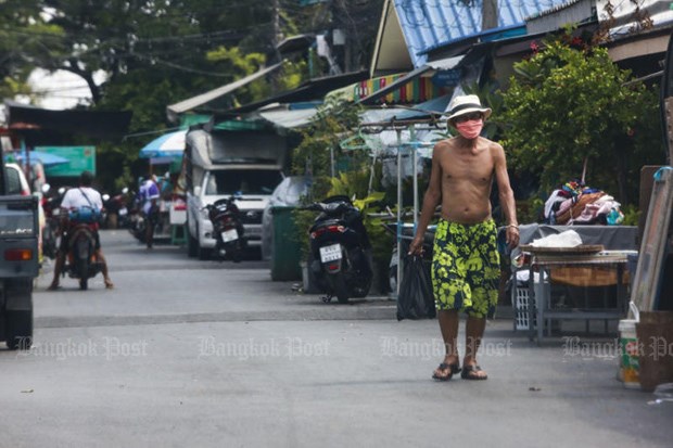 A man walks in Klong Toey district of Bangkok on May 2 (Photo:https://www.bangkokpost.com/)