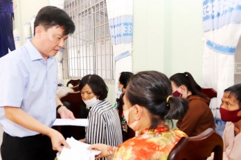 Lãnh đạo tỉnh Long An tặng quà hộ nghèo huyện Cần Đước