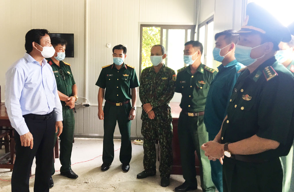 Vice Chairman of the People's Committee of Long An province - Pham Tan Hoa visits and encourages officers and soldiers at Covid-19 anti-epidemic posts