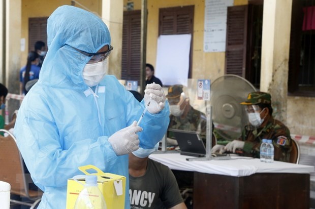 Injecting COVID-19 vaccines into Cambodians (Photo: VNA)