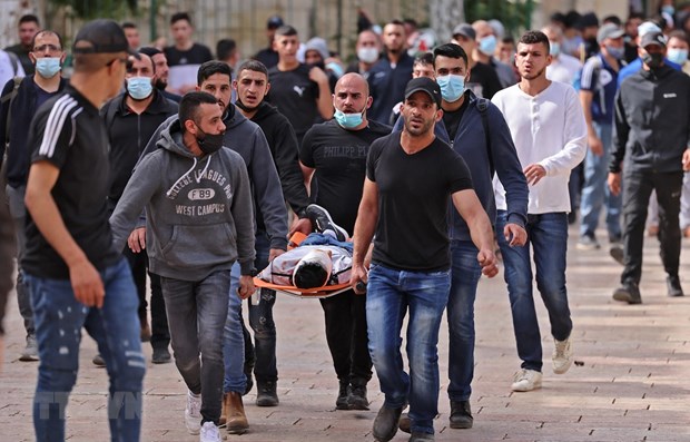 Palestinian protesters injured in conflict with Israeli police. (Photo: AFP/VNA)