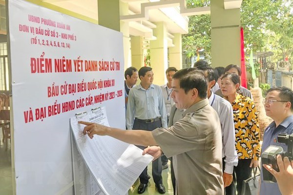 Bui Van Cuong, General Secretary of the National Assembly and Head of the NA Office inspects the election preparations in Xuan An ward, Phan Thiet district of Binh Thuan province (Photo: VNA)