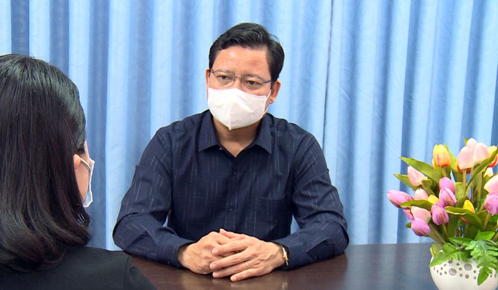 Reporter discusses with Vice Chairman of the Provincial People's Committee – Pham Tan Hoa about Long An's initiative in epidemic prevention and control in the current period