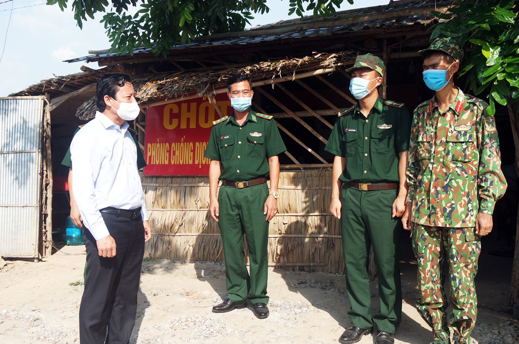 Vice Chairman of the Provincial People's Committee - Pham Tan Hoa inspects the prevention and control of the Covid-19 epidemic in the border area