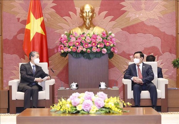 NA Chairman Vuong Dinh Hue (right) receives Chinese Ambassador to Vietnam Xiong Bo. (Photo: VNA)