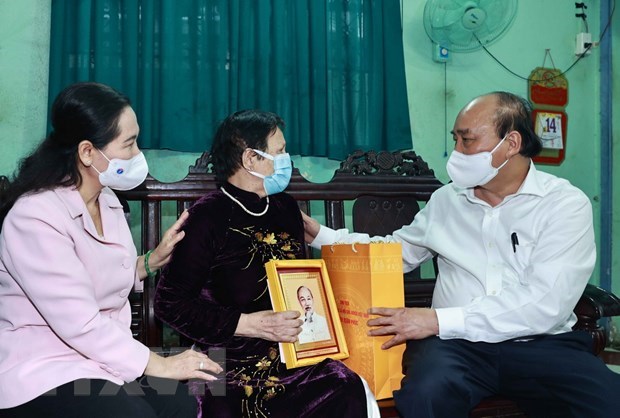 State President Nguyen Xuan Phuc presents gift to Heroic Mother Nguyen Thi Xay in Hoc Mon (Photo: VNA)