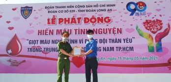 300 cán bộ, chiến sĩ cảnh sát cơ động tham gia hiến máu tình nguyện