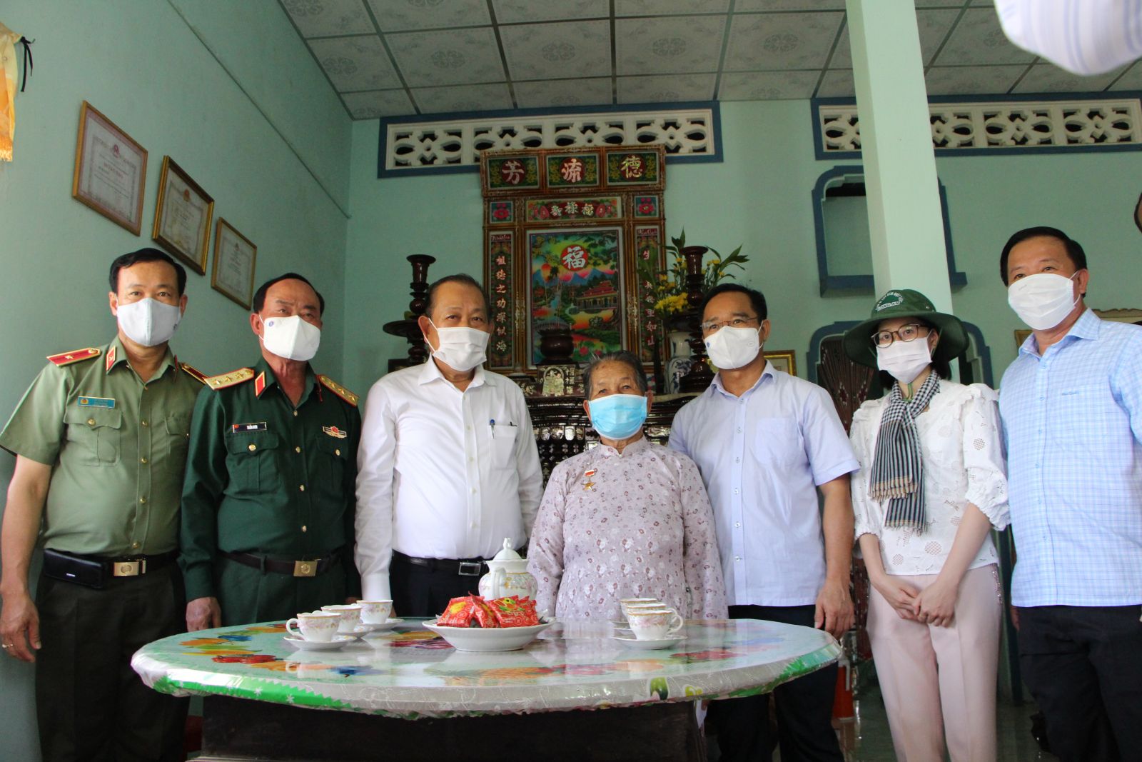 The delegation visits and gives gifts to the Vietnamese Heroic Mother - Ho Thi Muoi