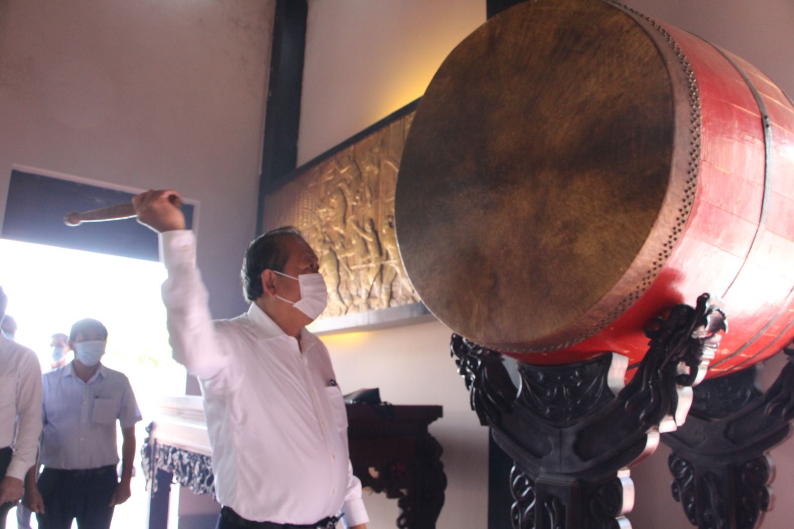 Standing Deputy PM - Truong Hoa Binh beats the drum at the Nguyen Trung Truc National Hero Temple