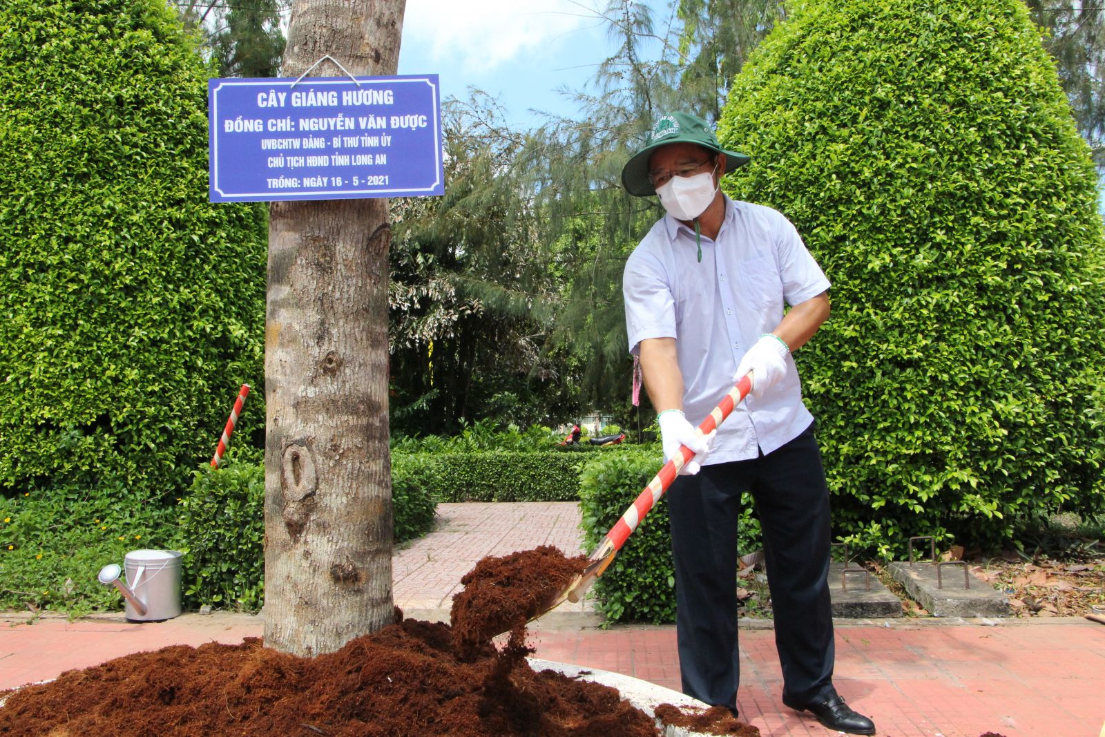 Secretary of the Provincial Party Committee, Chairman of the Provincial People's Council - Nguyen Van Duoc plants a souvenir tree in the campus of the Nguyen Trung Truc National Hero Temple