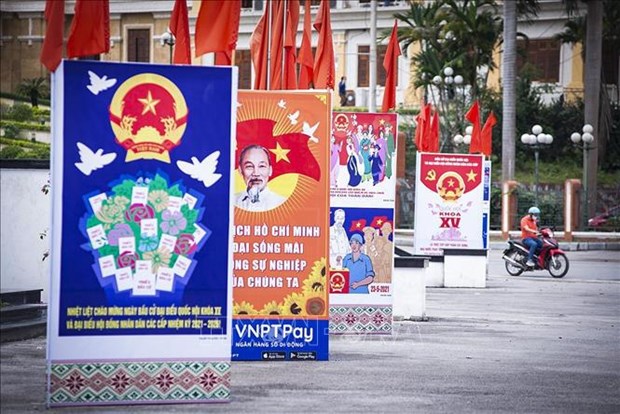 Police officers of Hanoi's Ba Dinh district check the preparations for the elections (Photo: VNA)