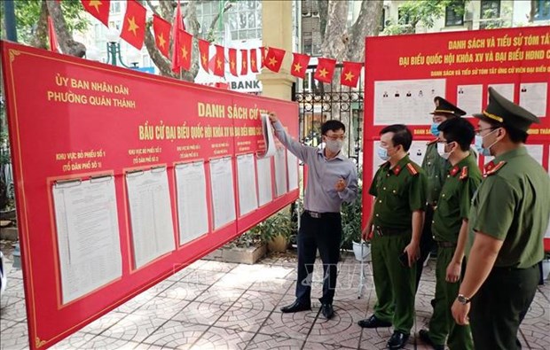 Police officers of Hanoi's Ba Dinh district check the preparations for the elections (Photo: VNA)