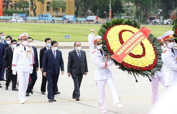 Top leaders pay tribute to late President Ho Chi Minh at his Mausoleum in Hanoi (Photo: VNA)