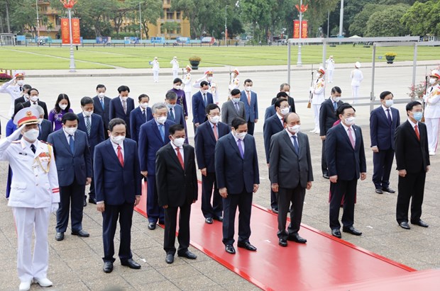 Party and State leaders pay tribute to President Ho Chi Minh (Photo: VNA)