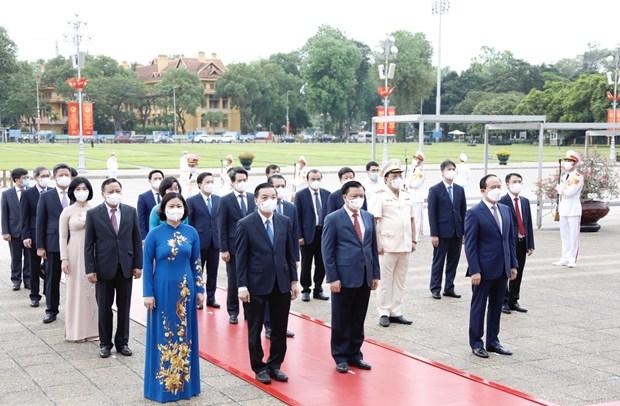 A delegation of Hanoi pays tribute to President Ho Chi Minh (Photo: VNA)