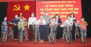 Trao học bổng và tặng quà cho trẻ em có hoàn cảnh đặc biệt khó khăn