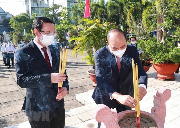 President Nguyen Xuan Phuc pays tribute to President Ho Chi Minh and war martyrs. (Photo: VNA)