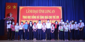 Trao học bổng tại huyện Cần Giuộc