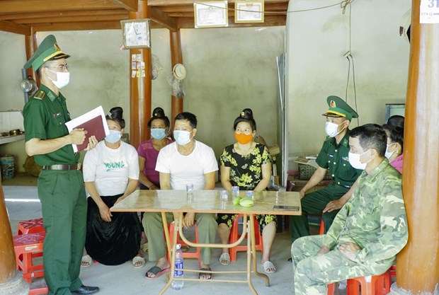 Officers of the Muong Nha border guard station in Dien Bien province tell residents in Muong Nha commune’s Na Phay village about election activities. (Photo: VNA)