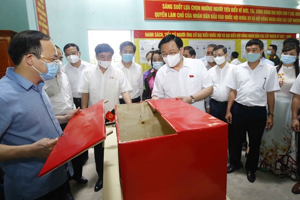 Chairman of the NA and head of the NEC Vuong Dinh Hue inspects election preparations at a constituency in Tuyen Quang city’s An Tuong ward. (Photo: VNA)