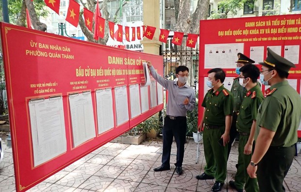 Police in Hanoi’s Ba Dinh district make preparations to ensure safety on election day in Quan Thanh commune. (Photo: VNA)