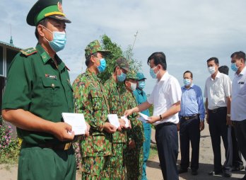 Phó Bí thư Thường trực Tỉnh ủy thăm lực lượng phòng, chống dịch biên giới Mộc Hóa, Kiến Tường