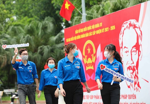 Vietnamese youths go to polling stations (Photo: VNA)