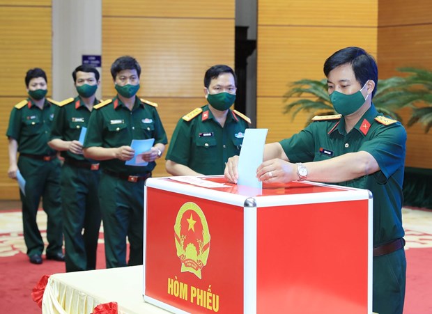 Officers, soldiers cast their votes (Photo: VNA)