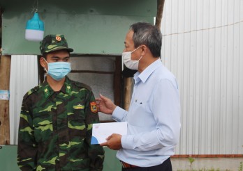 Thăm, tặng quà cán bộ, chiến sĩ làm nhiệm vụ phòng, chống dịch tuyến biên giới Đức Huệ