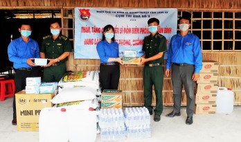 Thăm, tặng quà chiến sĩ biên phòng trên tuyến biên giới huyện Thạnh Hóa