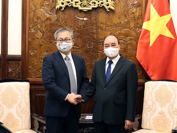 President Nguyen Xuan Phuc (R) receives Japanese Ambassador to Vietnam Yamada Takio on June 3 (Photo: VNA)